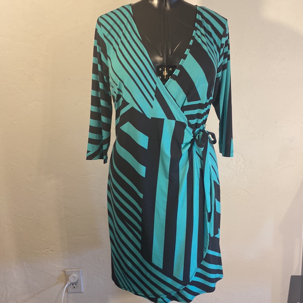 Soho Apparel Ltd Women’s Size M Beautiful Green And Black Wrap Dress Side Tie